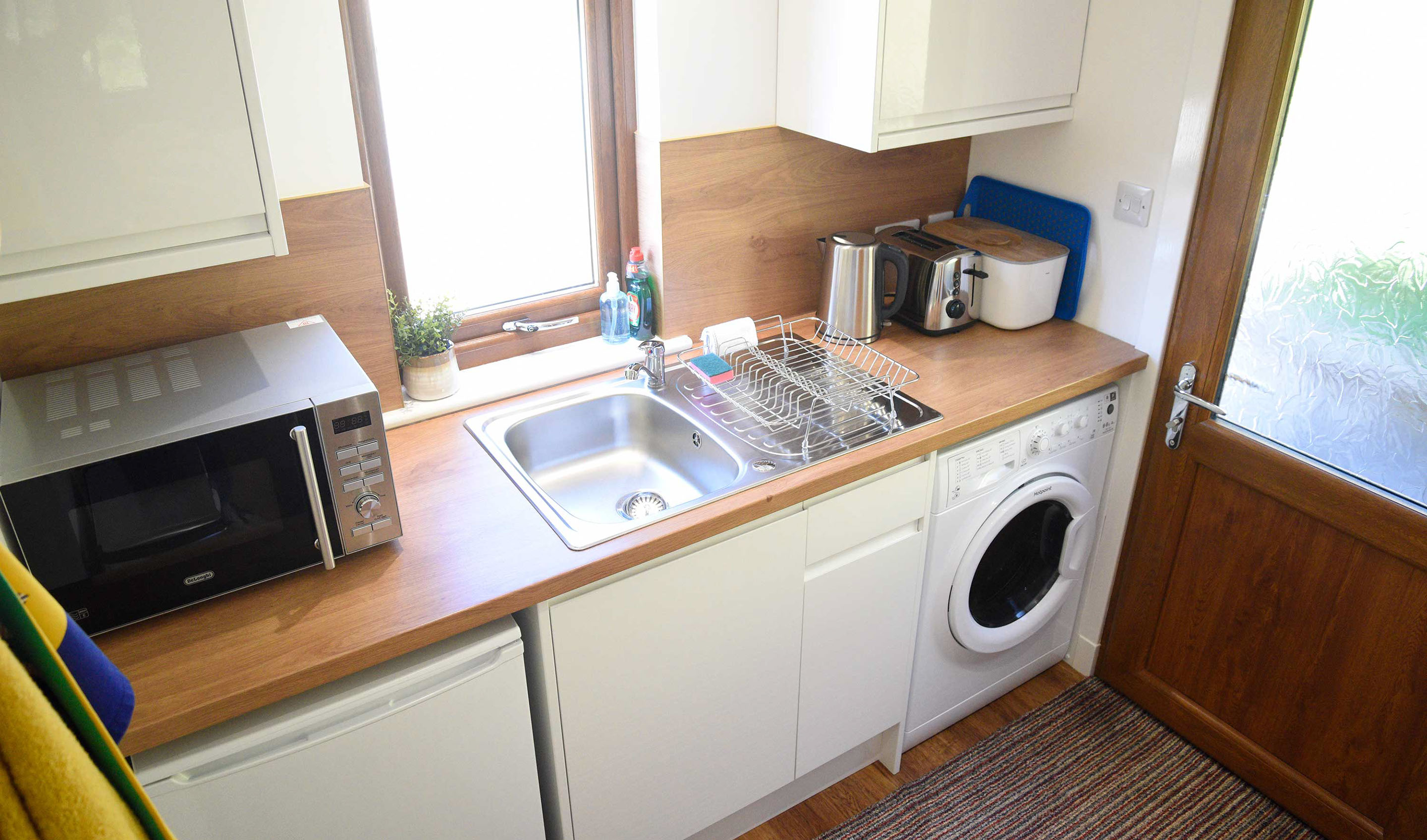 Chracaig Bheag contains a modern kitchen with microwave fridge washine machine and toaster
