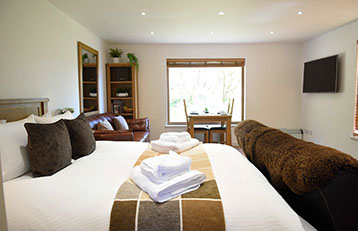 Chracaig Bheag self catering accommodation open plan design with WIFI and dining area